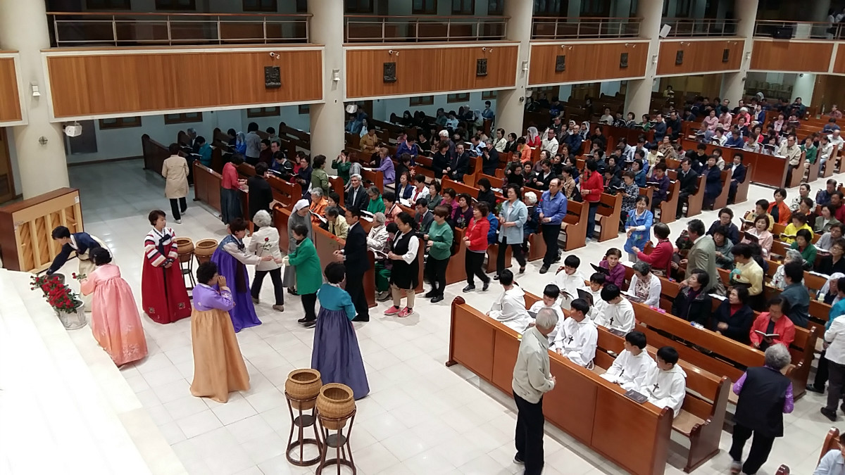 6 신자들 꽃 봉헌.jpg