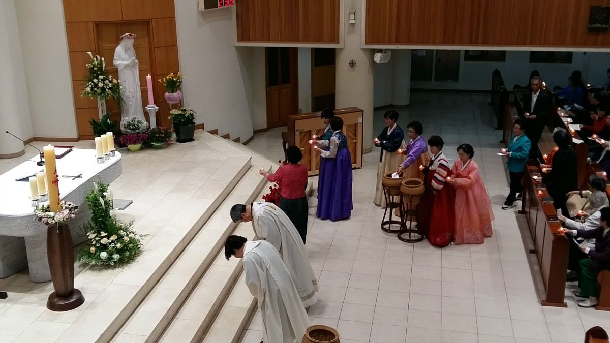 14 초와 예물봉헌 시작.jpg