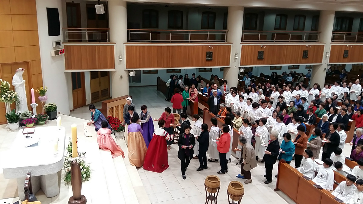 15 초와 예물봉헌.jpg