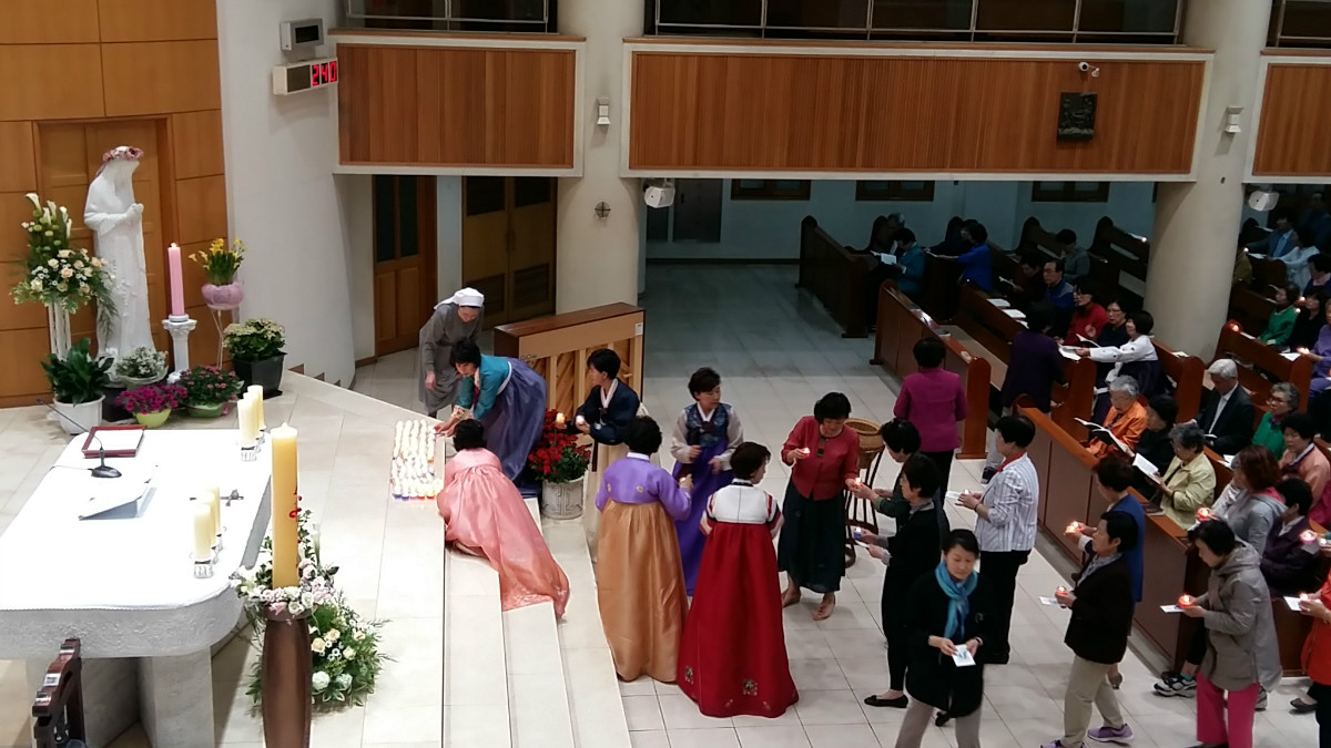 16 초와 예물 봉헌.jpg