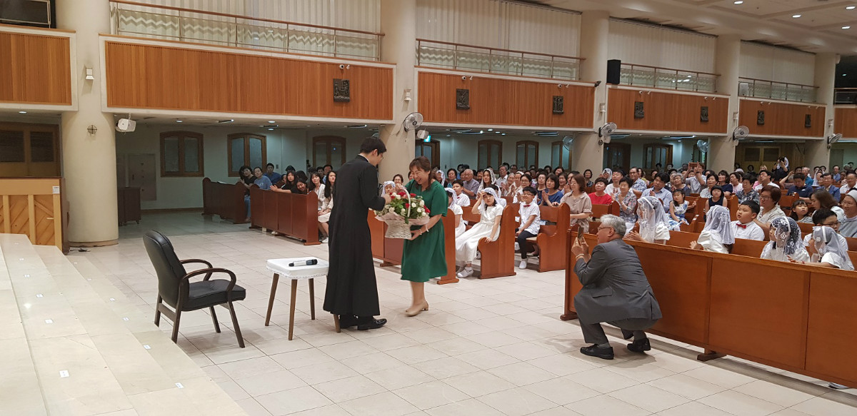 10 영명축일-꽃다발증정.jpg