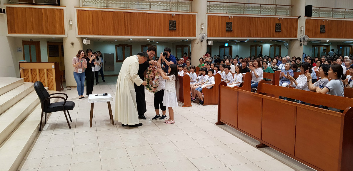 7 화동-꽃목걸이.jpg