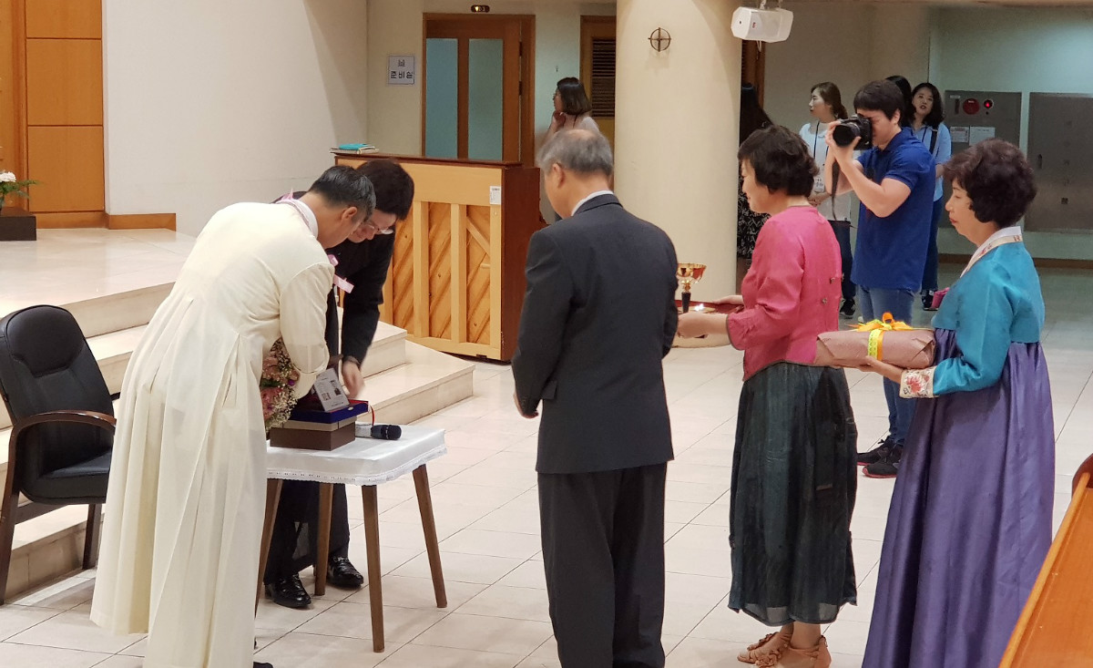 8 기념패 증정.jpg