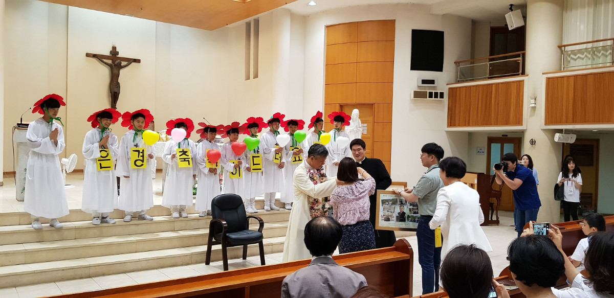 10 학생 선물 증정.jpg