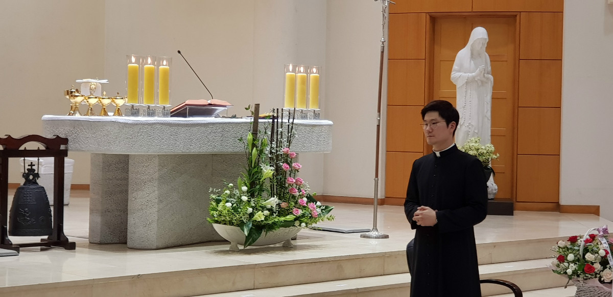 4 축사듣는 신부님.jpg