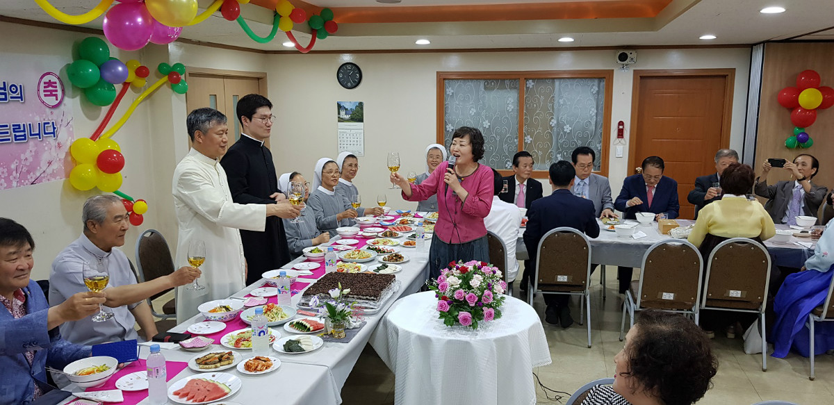 24 축하 건배.jpg