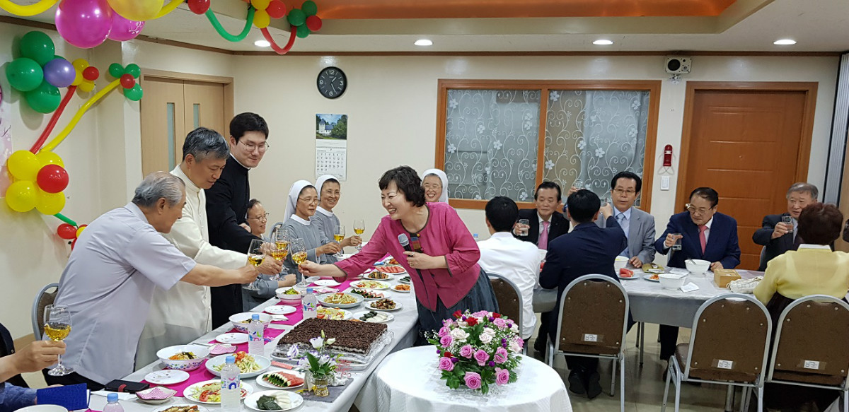 25 축하 건배2.jpg